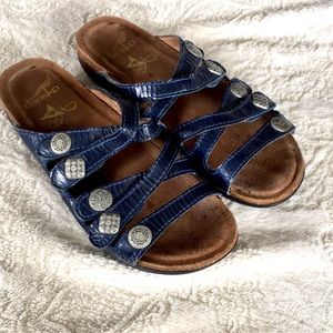 Dansko Sandals size 37. Navy blue leather
